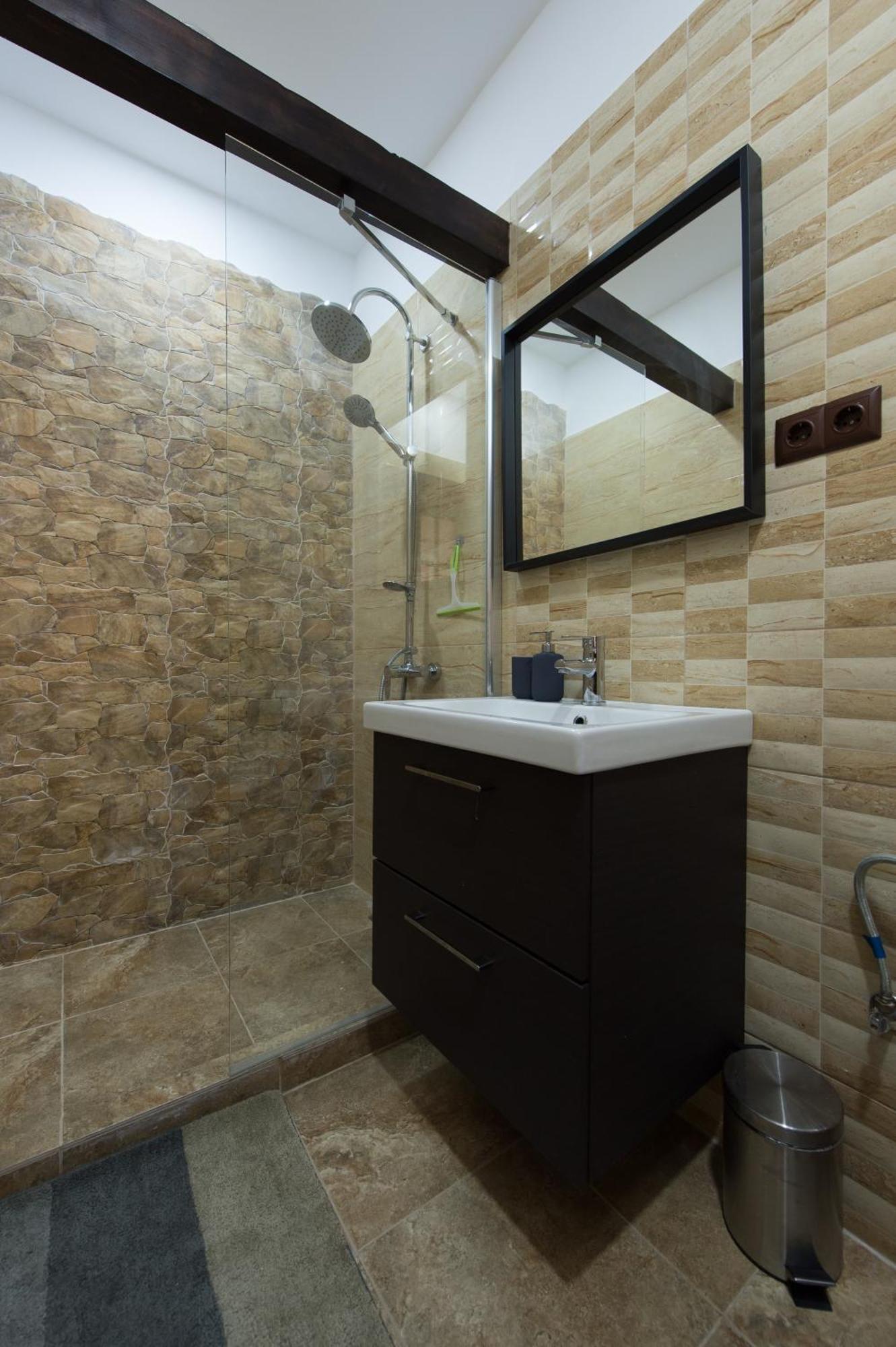 Lovely Brasov Flat With Patio And Mountain Views Bagian luar foto