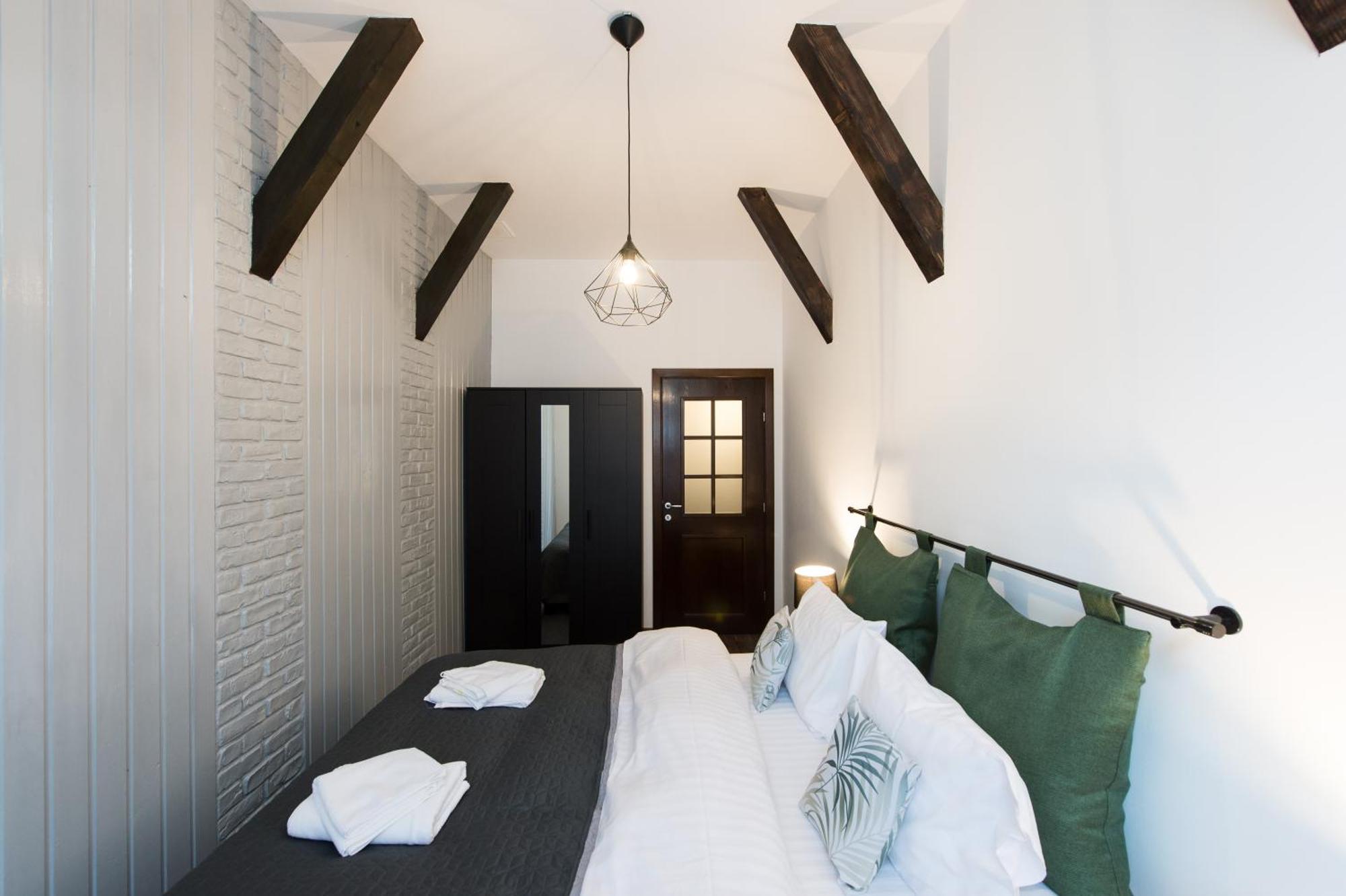 Lovely Brasov Flat With Patio And Mountain Views Bagian luar foto