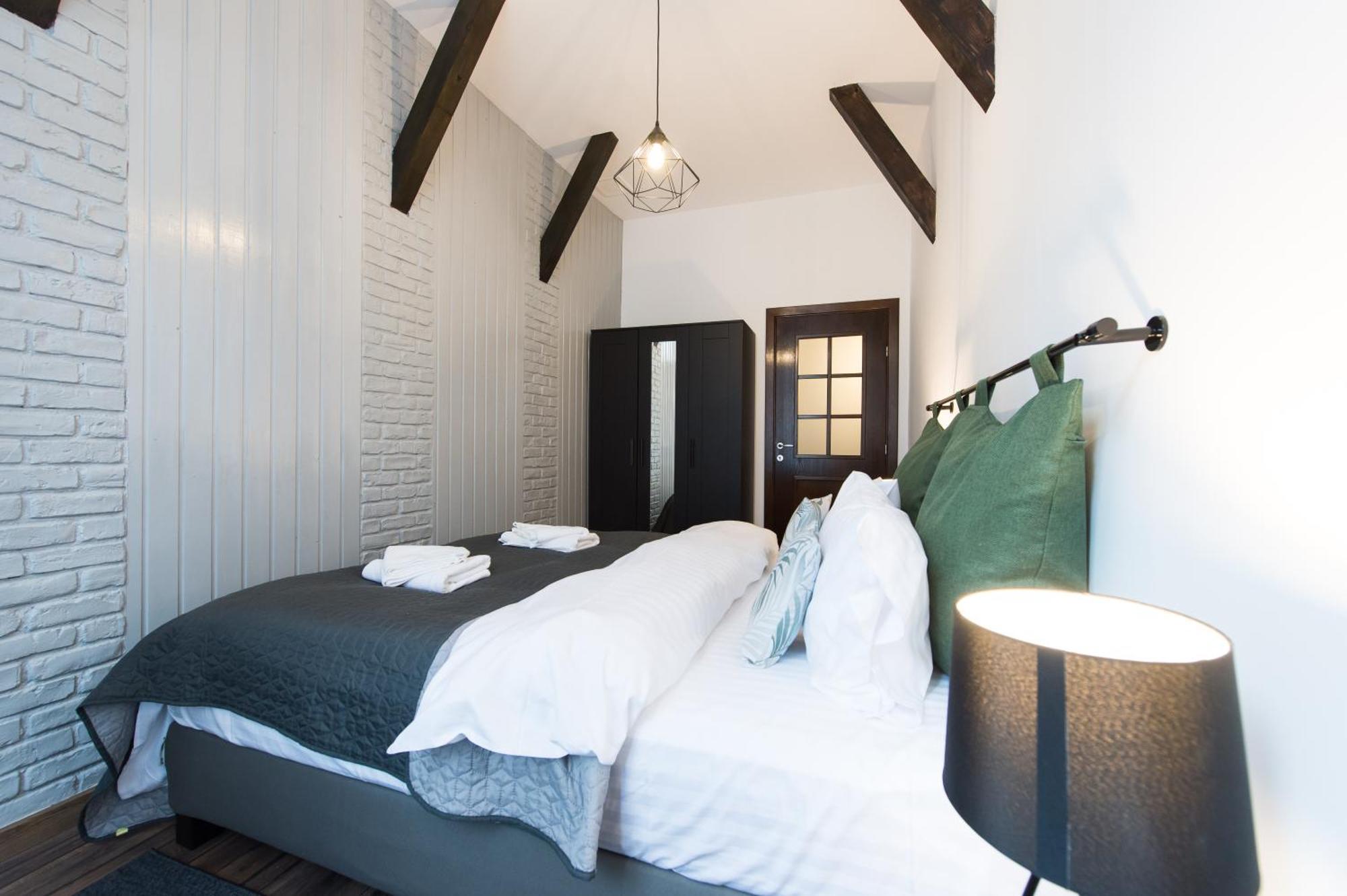 Lovely Brasov Flat With Patio And Mountain Views Bagian luar foto