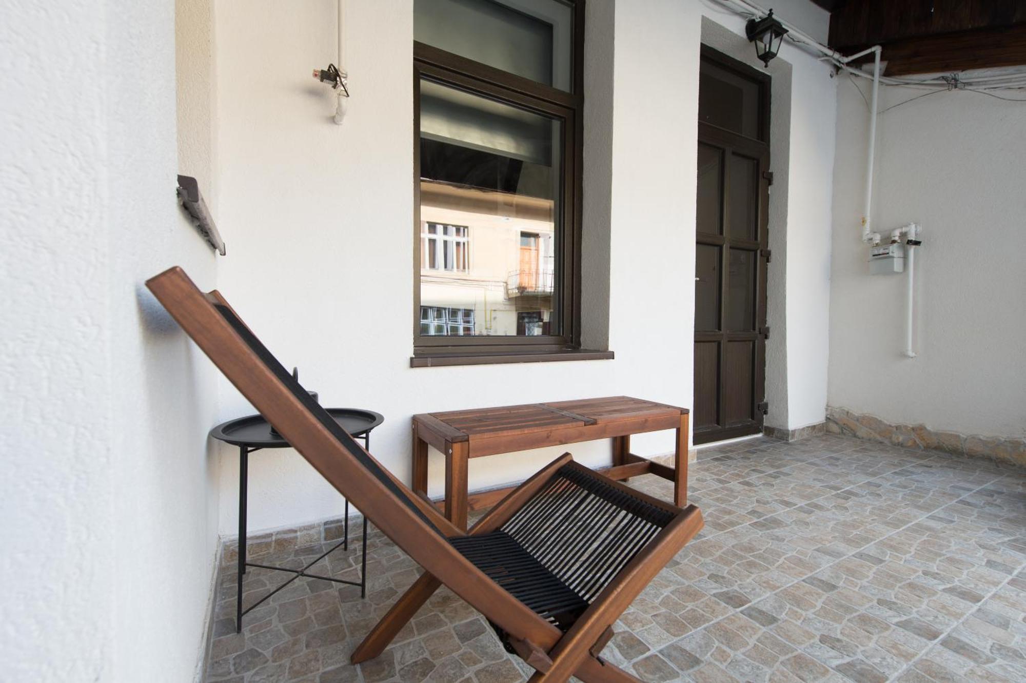 Lovely Brasov Flat With Patio And Mountain Views Bagian luar foto