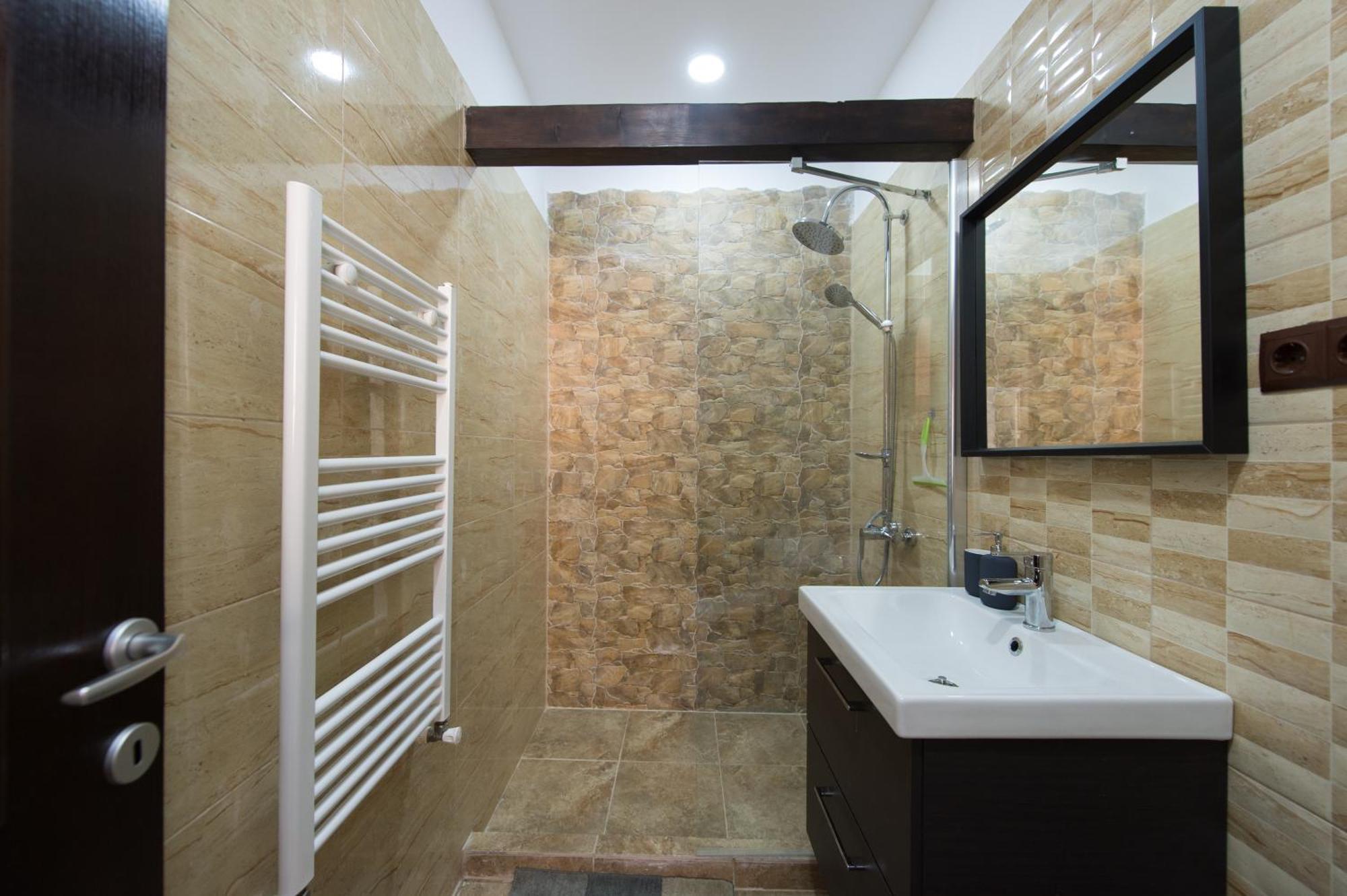 Lovely Brasov Flat With Patio And Mountain Views Bagian luar foto