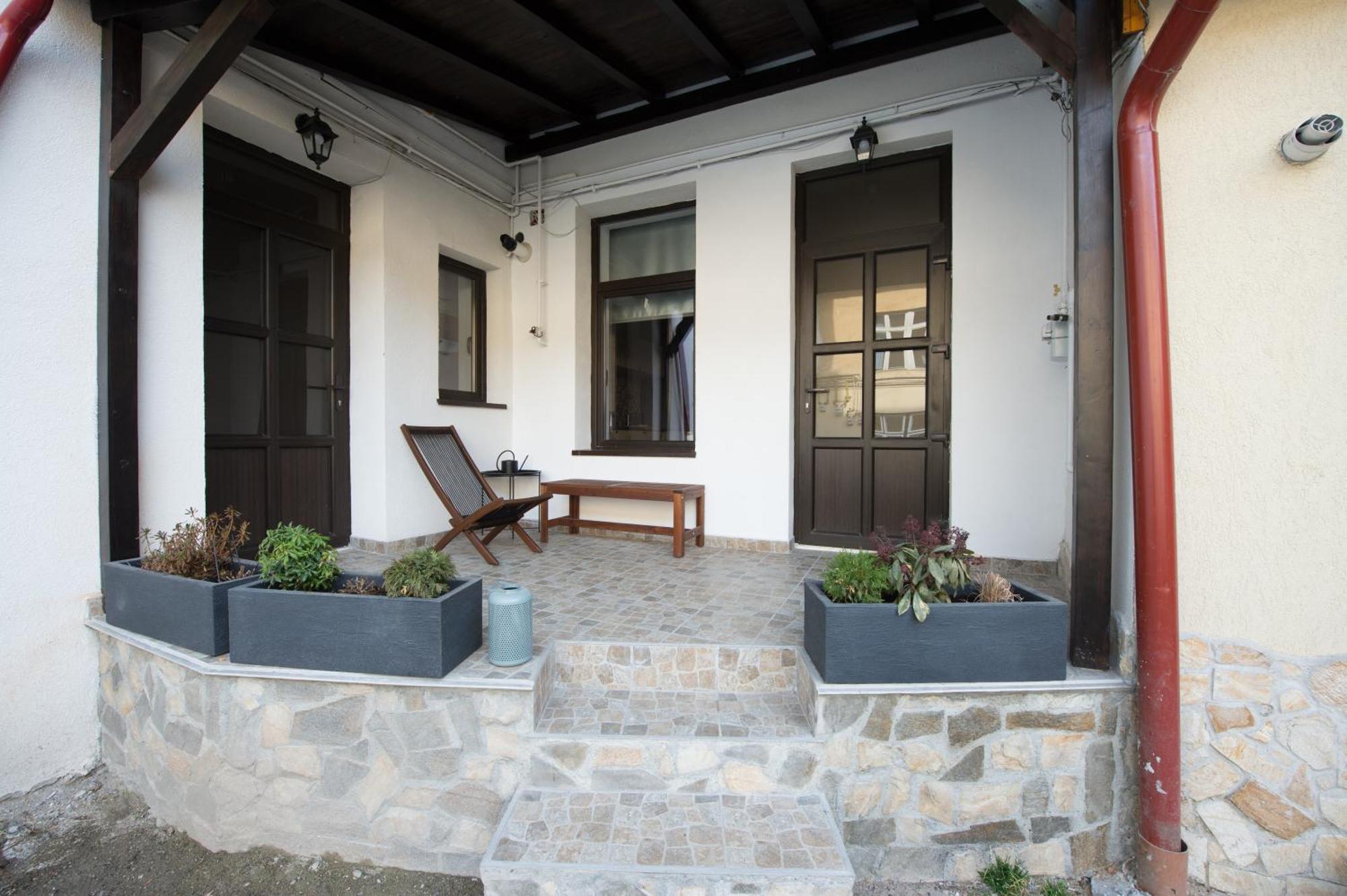 Lovely Brasov Flat With Patio And Mountain Views Bagian luar foto