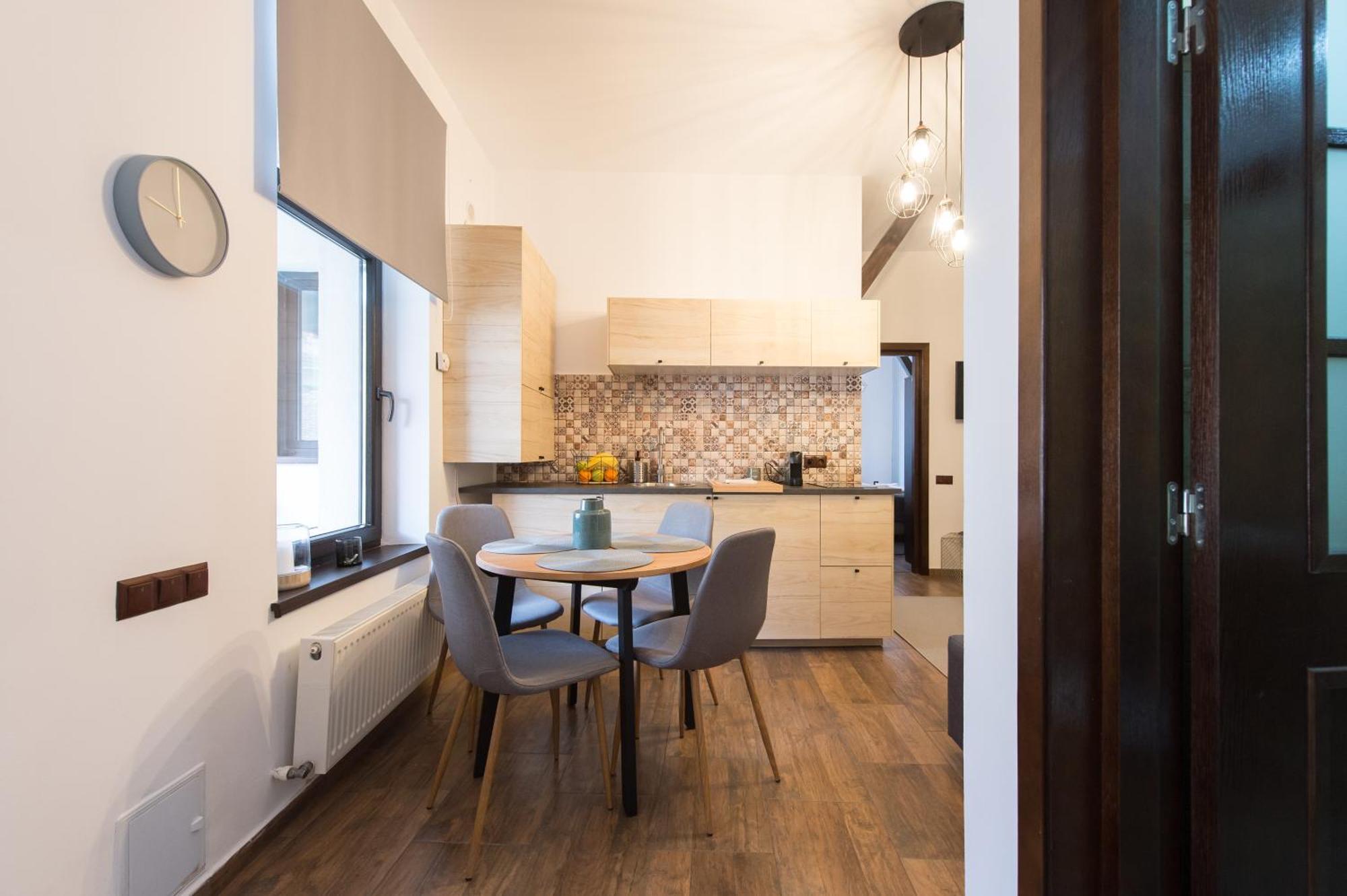 Lovely Brasov Flat With Patio And Mountain Views Bagian luar foto