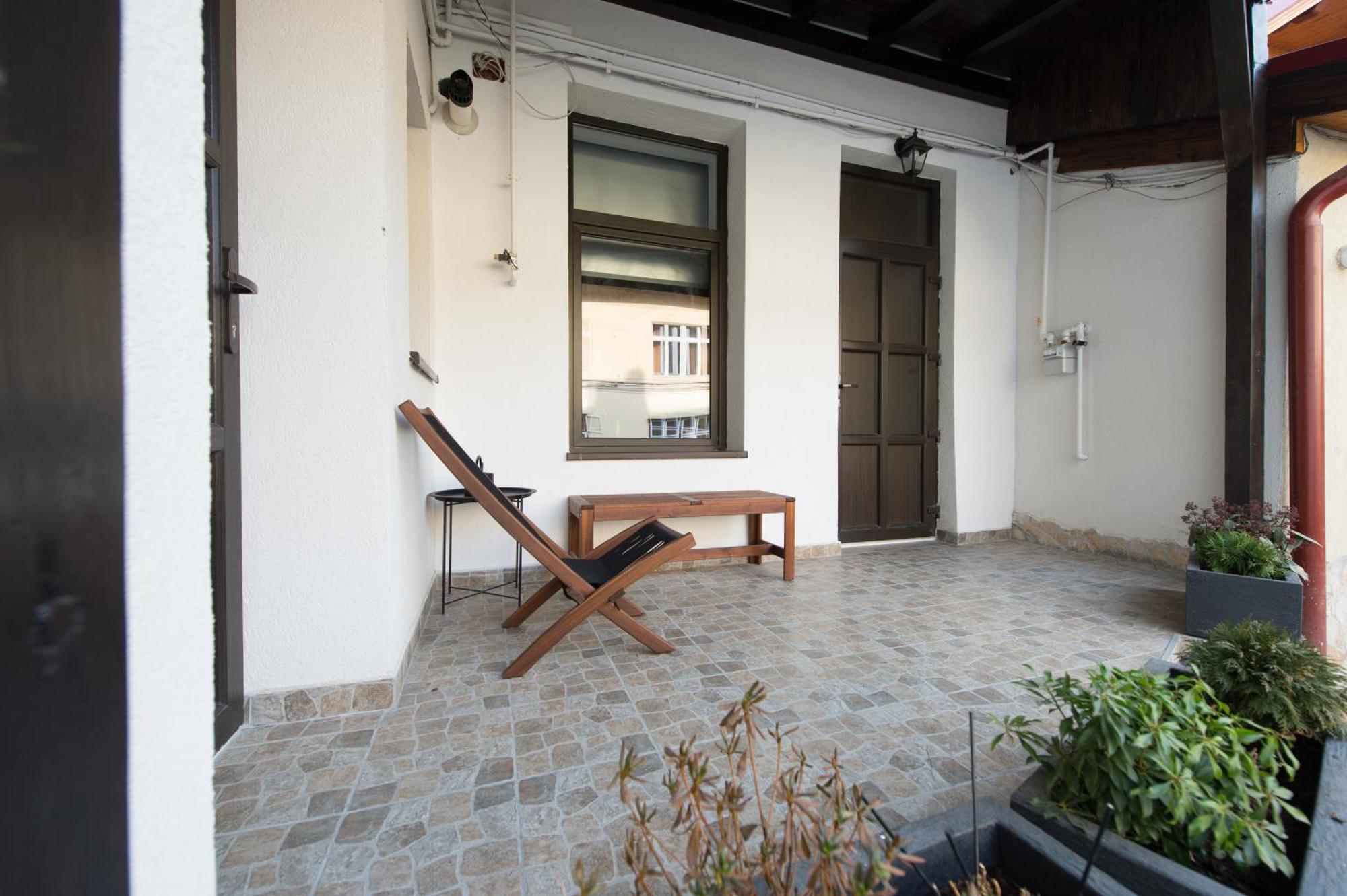 Lovely Brasov Flat With Patio And Mountain Views Bagian luar foto