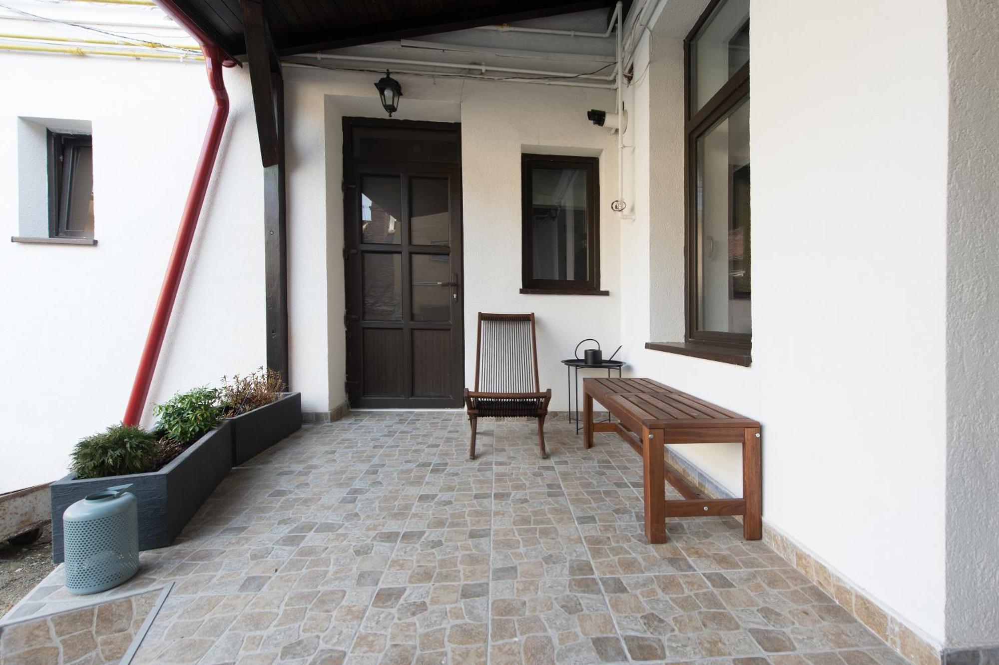 Lovely Brasov Flat With Patio And Mountain Views Bagian luar foto
