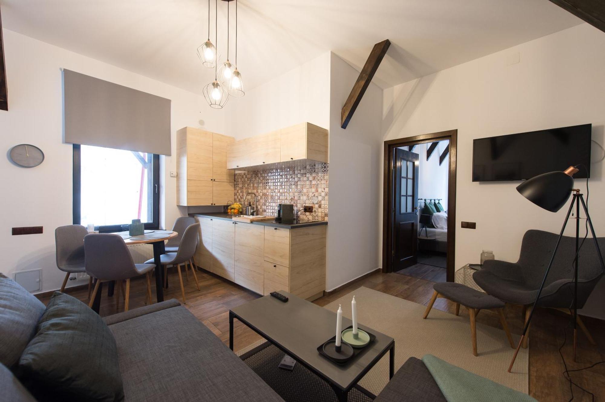 Lovely Brasov Flat With Patio And Mountain Views Bagian luar foto