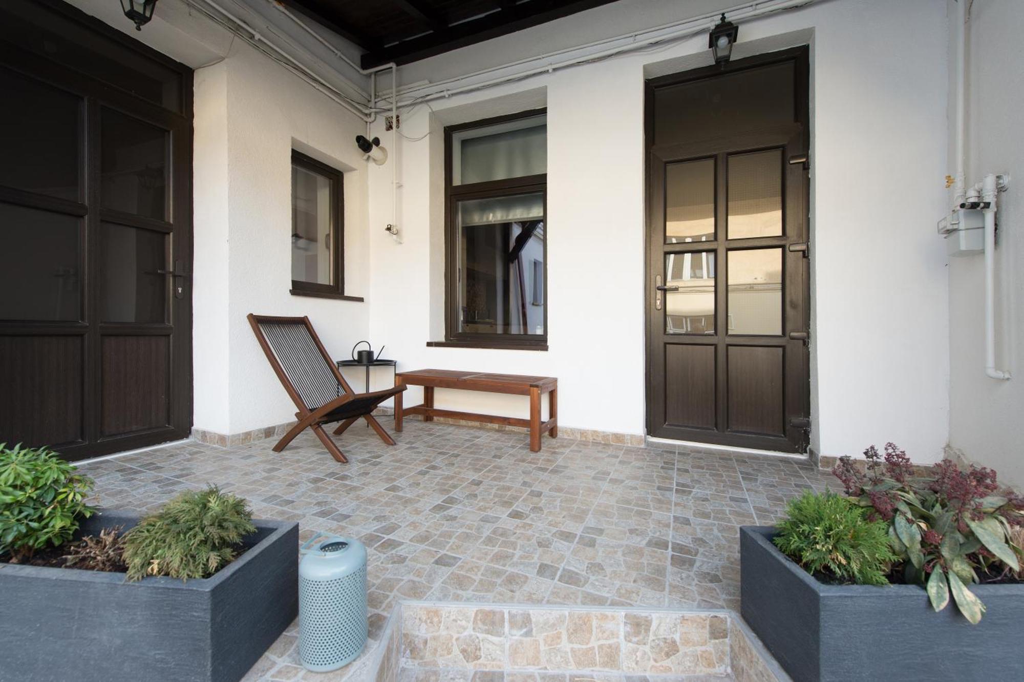 Lovely Brasov Flat With Patio And Mountain Views Bagian luar foto