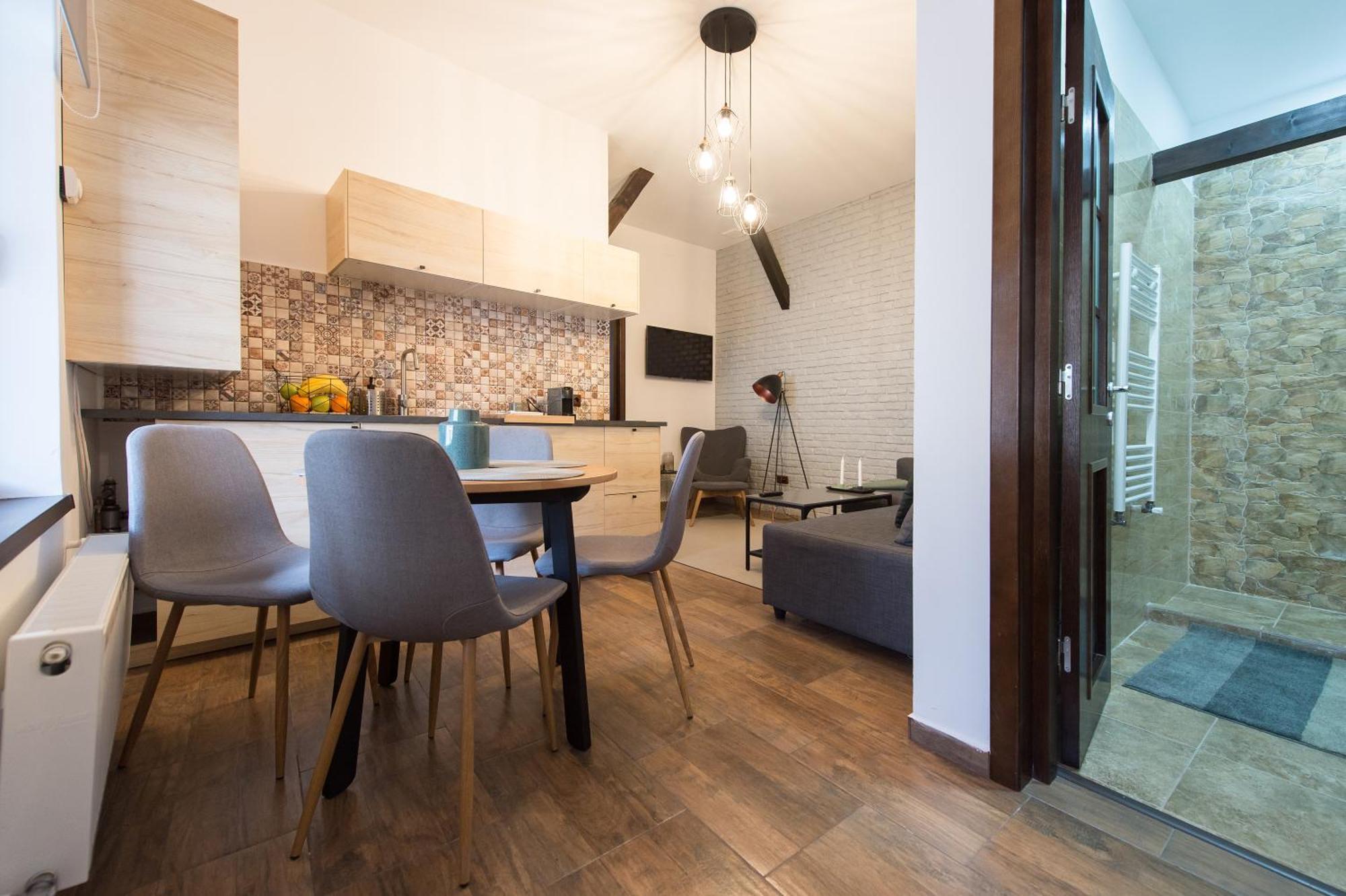 Lovely Brasov Flat With Patio And Mountain Views Bagian luar foto