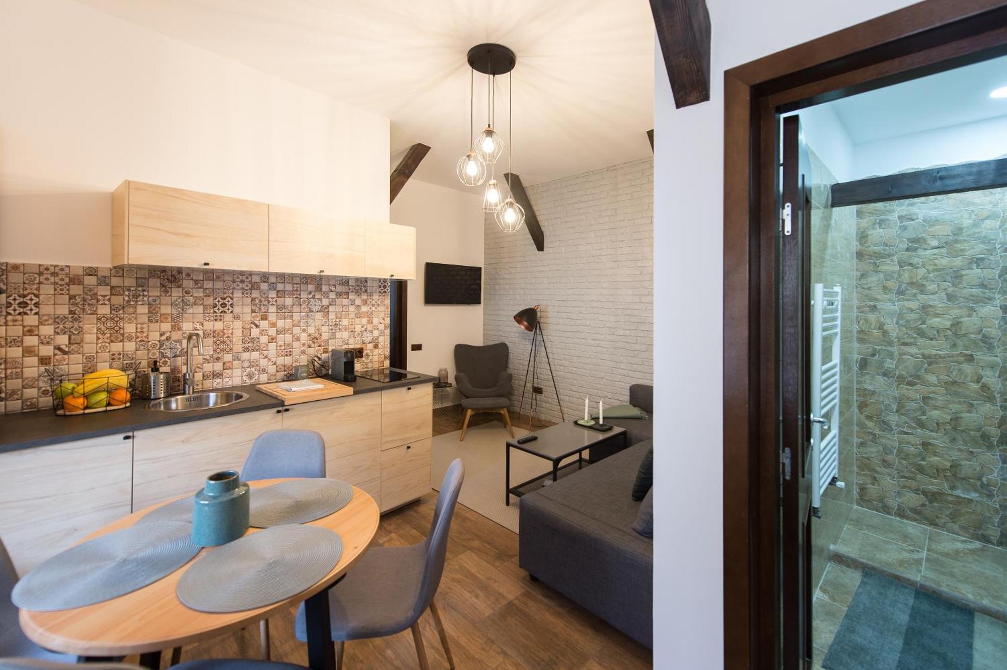 Lovely Brasov Flat With Patio And Mountain Views Bagian luar foto