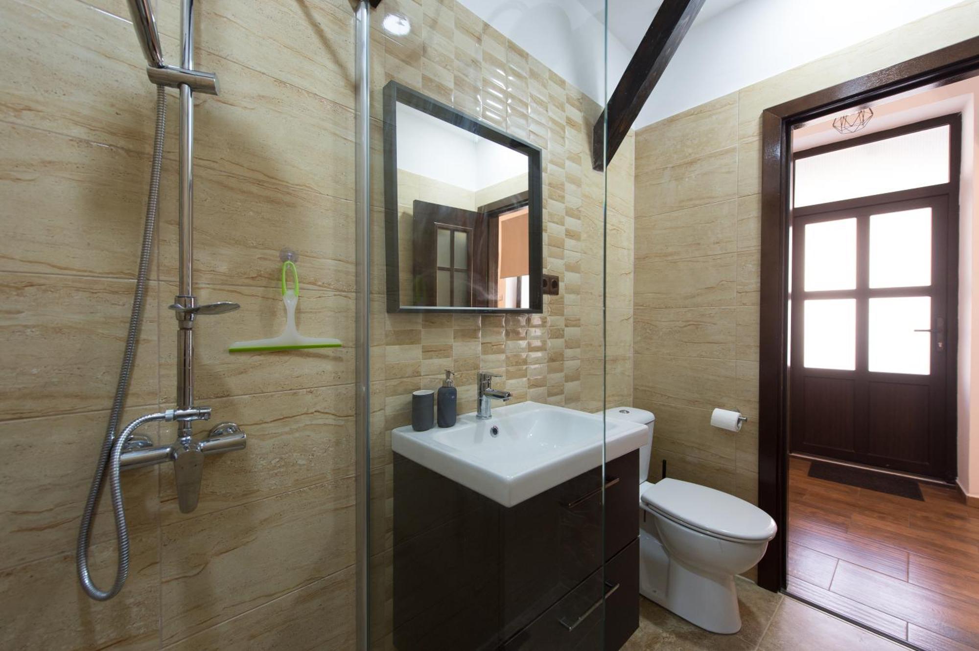 Lovely Brasov Flat With Patio And Mountain Views Bagian luar foto